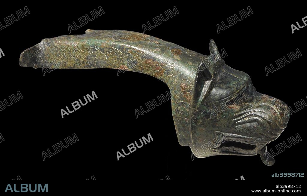 Cultura Ibérica. Bronces de Máquiz. Aplique de yugo, rematado en cabeza de lobo. Siglo IV a. C. Bronce. Cortijo de Máquiz (Mengíbar, provincia de Jaén, Andalucía). Museo Arqueológico Nacional. Madrid. España.