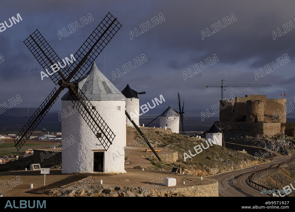 molinos de Consuegra con el castillo de la Muela al fondo, cerro Calderico, Consuegra, provincia de Toledo, Castilla-La Mancha, Spain.