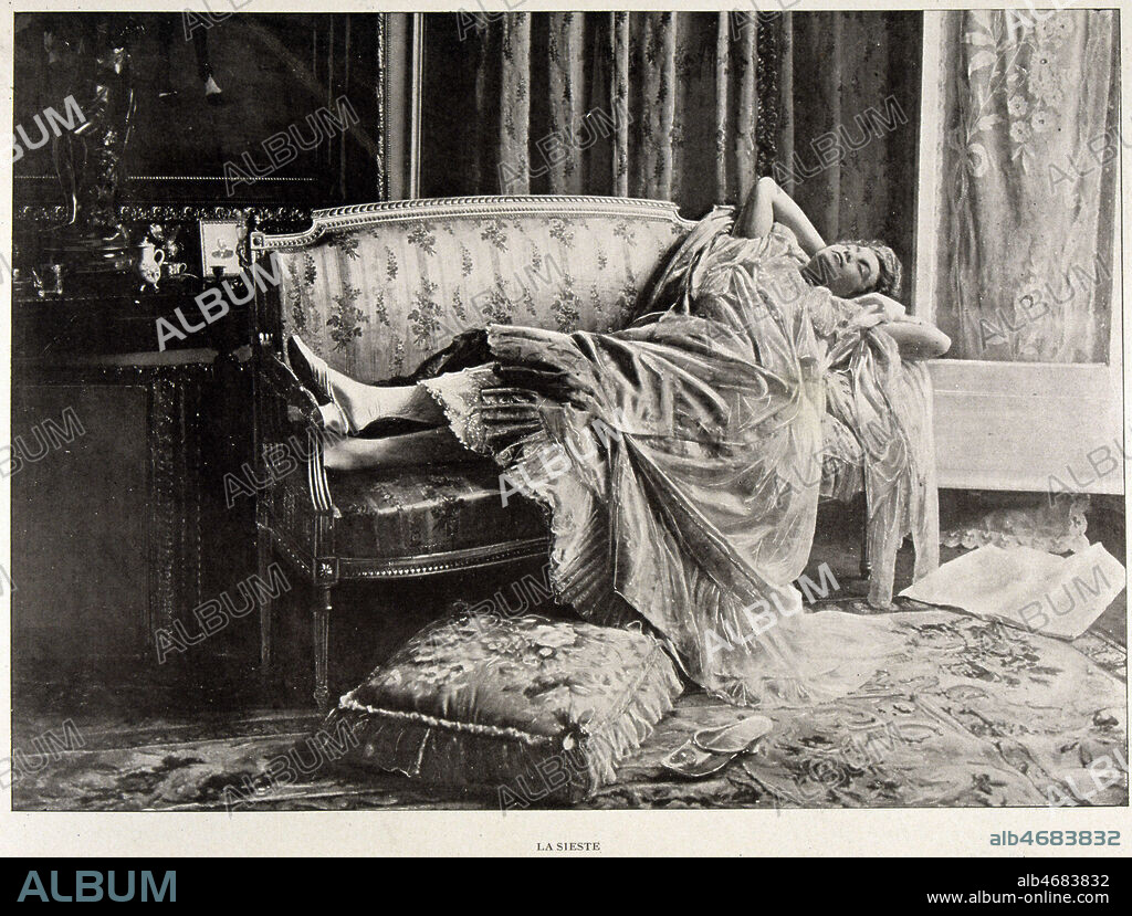 Clemence de PIBRAC faisant la sieste. Photographie tiree de la brochure 'Les reines de Paris', publiee vers 1900. Credit : JEAN VIGNE / KHARBINE-TAPABOR.