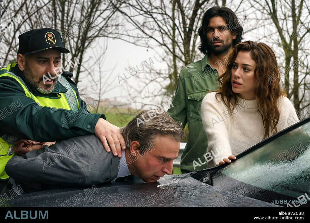 ALBERTO SAN JUAN, BLANCA SUAREZ and RUBEN CORTADA in THE FOURTH PASSENGER, 2022 (EL CUARTO PASAJERO), directed by ALEX DE LA IGLESIA. Copyright Pokeepsie Films.