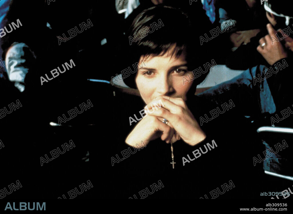 JULIETTE BINOCHE in THREE COLOURS: BLUE, 1993 (TROIS COULEURS: BLEU), directed by KRZYSZTOF KIESLOWSKI. Copyright MK2/CED/FRANCE 3/CAB/TOR/CANAL +.