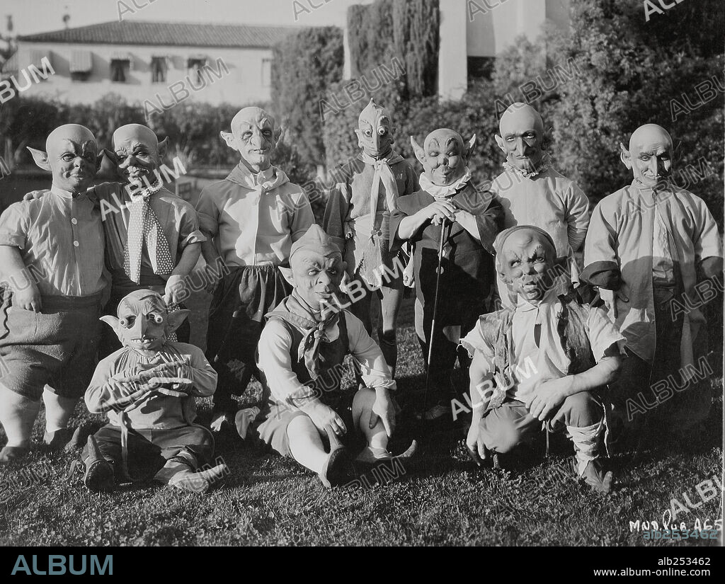 A MIDSUMMER NIGHT'S DREAM, 1935, directed by MAX REINHARDT. Copyright WARNER BROTHERS.