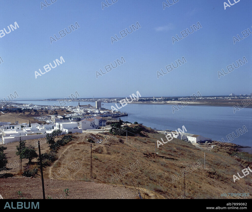 PANORAMICA DE AYAMONTE Y VILA REAL DE SANTO ANTONIO SEPARADOS POR EL RIO GUADIANA FRONTERA ENTRE ESPAÑA Y PORTUGAL.