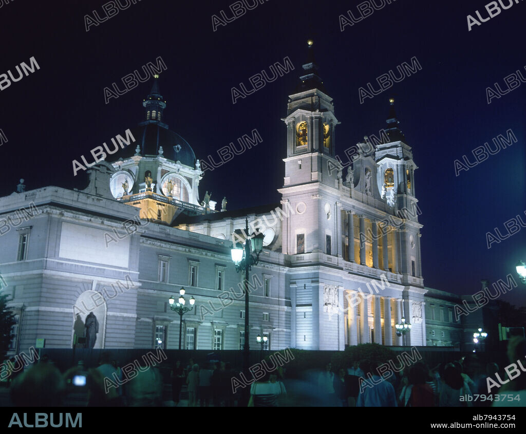 FERNANDO CHUECA GOITIA Y CARLOS ISIDRO DE LA PUERT. CATEDRAL DE LA ALMUDENA ILUMINADA CON MOTIVO DE LA BODA REAL - MAYO 2004.