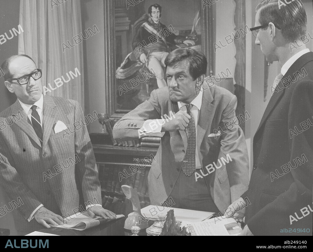 ALBERTO CLOSAS, JOSE LUIS LOPEZ VAZQUEZ and LUIS MORRIS in OPERACION: EMBAJADA, 1963, directed by FERNANDO PALACIOS. Copyright PEDRO MASO P.C.