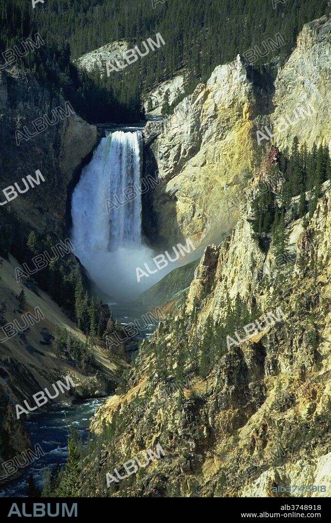 Waterfall, Grand Canyon of the Yellowstone, Yellowstone National Park, UNESCO World Heritage Site, Wyoming, United States of America, North America.