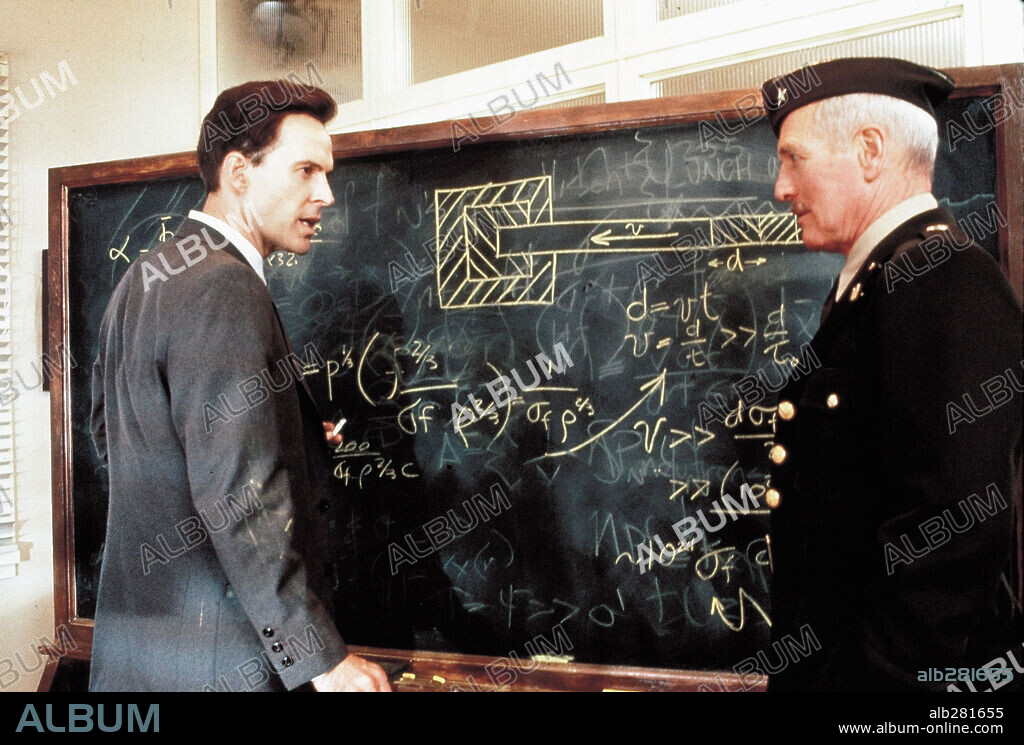 DWIGHT SCHULTZ and PAUL NEWMAN in FAT MAN AND LITTLE BOY, 1989, directed by ROLAND JOFFE. Copyright PARAMOUNT PICTURES.
