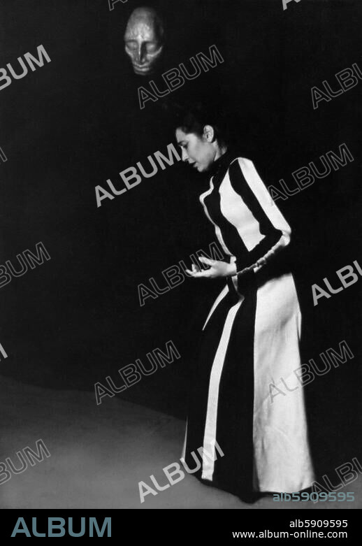 Jaldati, Lin (Rebekka Brilleslijper). Jewish dancer and singer from Amsterdam (Holland); married. (1942) to German pianist Eberhard Rebling who had emigrated to Holland; survivor of the concentration camps of Westerbork, Auschwitz and Bergen-Belsen; living since 1952. in East-Berlin; 13.12.1912 Amsterdam - 31.8.1988 (DDR). Lin Jaldati performing the Golem Legends by Rabbi Loew. Photo, 1956 (Abraham Pisarek).