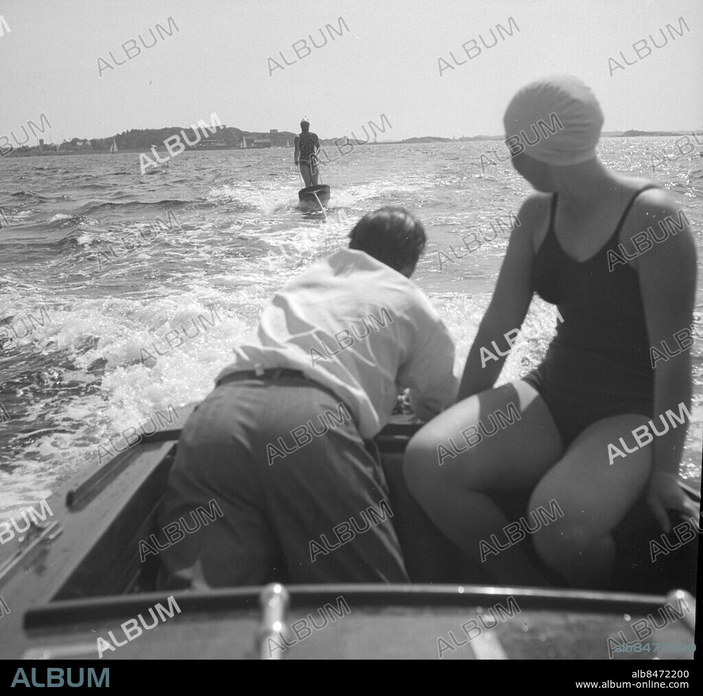 GÖTEBORG 1947-06-01.. Seglingar i Långedrag - här provåks det vattenskidor på ett originellt sätt. *** Local Caption *** BS Låda Krep 2012-06 Foto: Kamerareportage / TT / Kod: 2524.