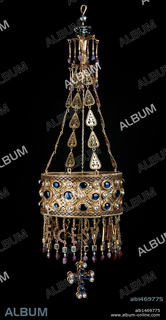ARTE VISIGODO. ESPAÑA. CORONA DE RECESVINTO. Corona votiva de oro, gemas y perlas de 20,6 cm. de diámetro que se completa con los exvotos del nombre del rey colgados en letras sueltas en su parte inferior junto con una cruz. Fechada entre 653-672. Procede de la Iglesia de Guarrazar, provincia de Toledo. (TESORO DE GUARRAZAR). Museo Arqueológico Nacional. Madrid.