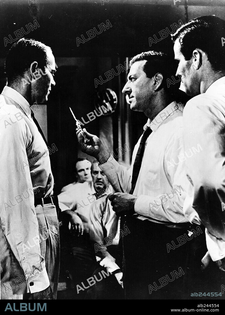 HENRY FONDA and JACK KLUGMAN in 12 ANGRY MEN, 1957, directed by SIDNEY LUMET. Copyright UNITED ARTISTS.