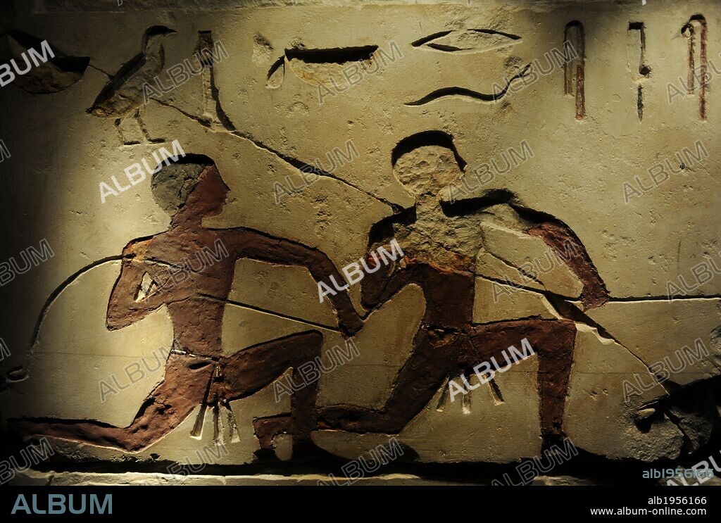 ARTE EGIPCIO. EGIPTO. Fragmento de un relieve de la tumba de Nefermaat y Atet. Capilla funeraria de Atet, dama de la corte. Detalle del relieve con la representación de dos hombres cazando aves con red. Piedra caliza con pasta de color. Reinado de Snofru. Imperio Antiguo. IV Dinastía. 2613-2589 a. C. Museo Carlsberg Glyptotek. Copenhague. Dinamarca.