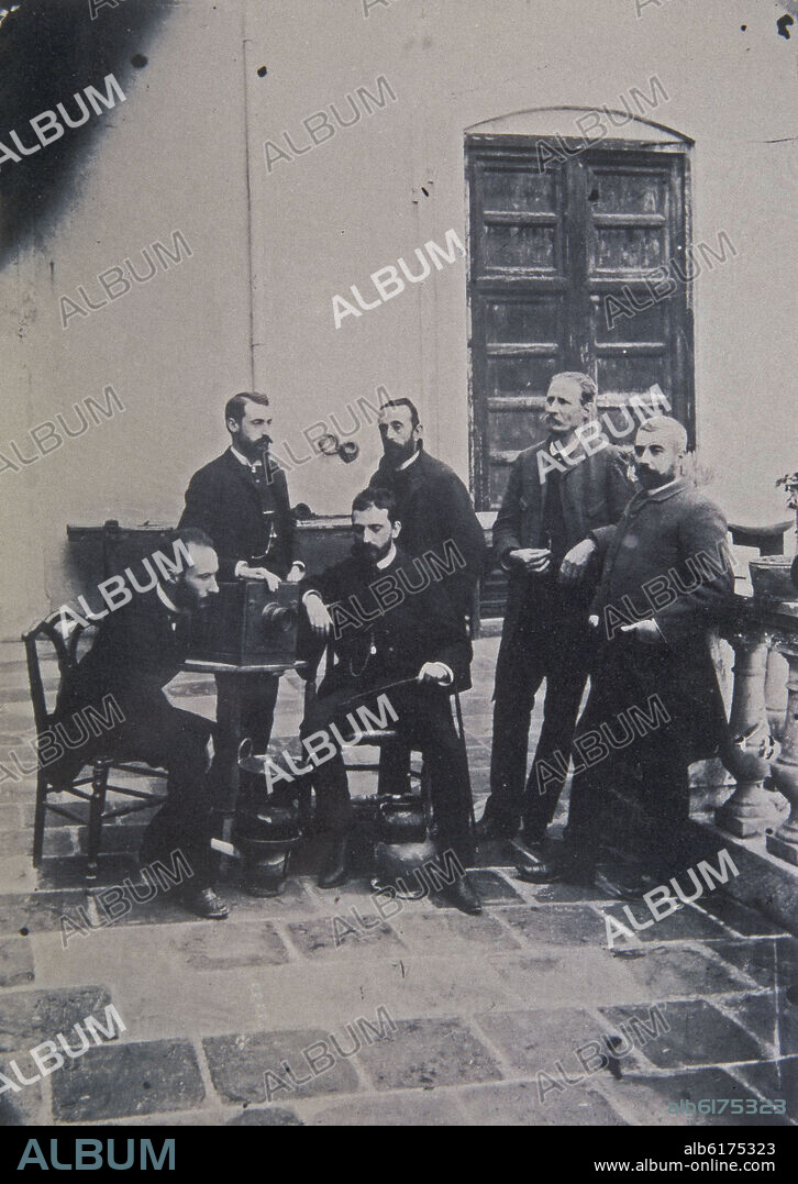 FOTOGRAFIA EN BLANCO Y NEGRO DE RAMON Y CAJAL EN UN PATIO VALENCIANO CON AMIGOS - 1887.