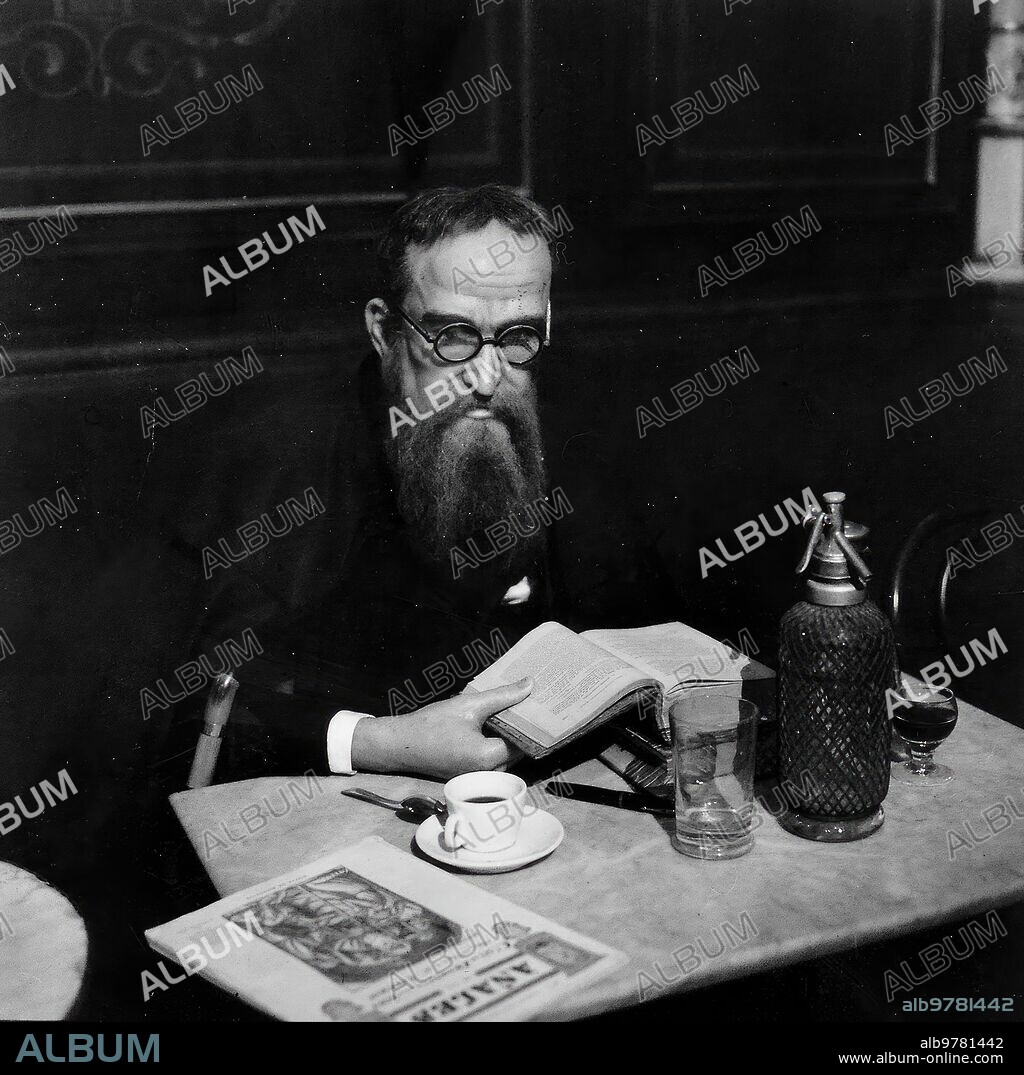 Madrid, marzo de 1972. Figura del Museo de Cera de Madrid de Ramón María Del Valle Inclán, leyendo en una reproducción de un café.