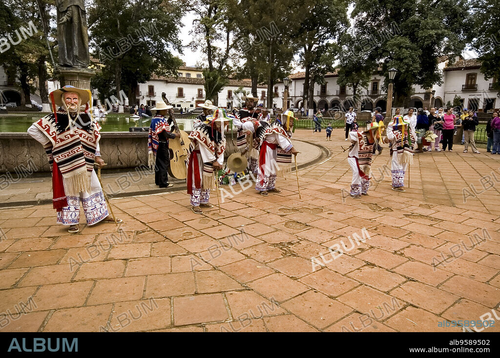 Baile del viejito (tradicional Purepecha) en la plaza Vasco de Quiroga. Pátzcuaro. Estado de Micchoacán.Mexico.