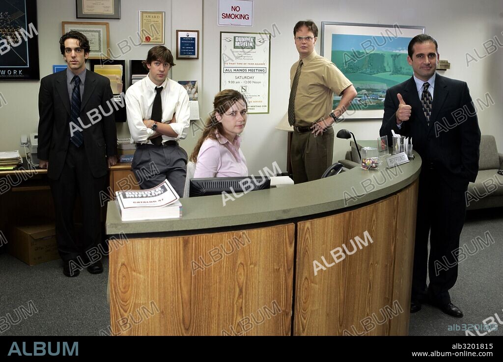B. J. NOVAK, JENNA FISCHER, JOHN KRASINSKI, RAINN WILSON and STEVE CARELL in THE OFFICE, 2005, directed by RICKY GERVAIS and STEPHEN MERCHANT. Copyright NBC UNIVERSAL TELEVISION / LUBIN, JUSTIN / Cortesía. Season 1.