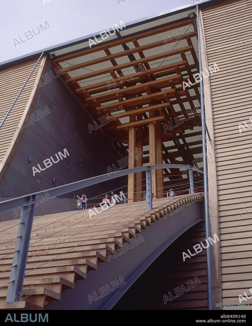 TADAO ANDO (1941-). EXTERIOR - ESCALERA DE ACCESO AL PABELLON DE JAPON - FOTO AÑOS 00.
