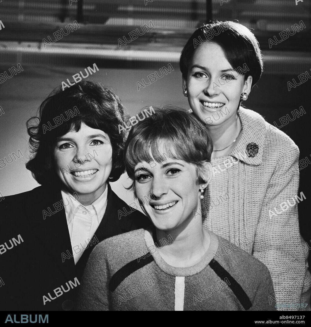 STOCKHOLM 1968-01-05. Tre nya TV-hallåor, från vänster Marianne Klöfversjö, Eva Höckert och Catrin Duclos, sedermera Catrin Jacobs.. Foto: Bo-Aje Mellin / RiR / SVT / Kod: 5600.. RiR 18846 sv/v. Trio Leende.