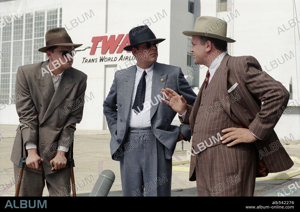JOHN C. REILLY and Leonardo DiCaprio in THE AVIATOR, 2004, directed by MARTIN SCORSESE. Copyright MIRAMAX FILMS.