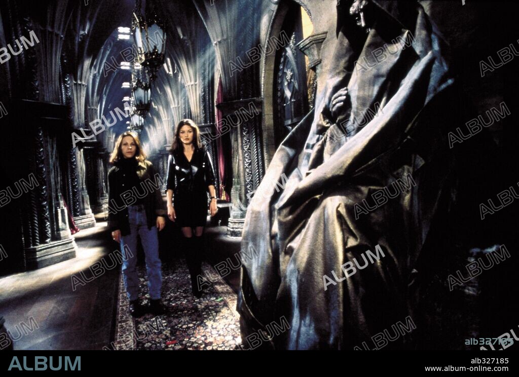 CATHERINE ZETA-JONES and LILI TAYLOR in THE HAUNTING, 1999, directed by JAN DE BONT. Copyright DREAMWORKS / MASI, FRANK.