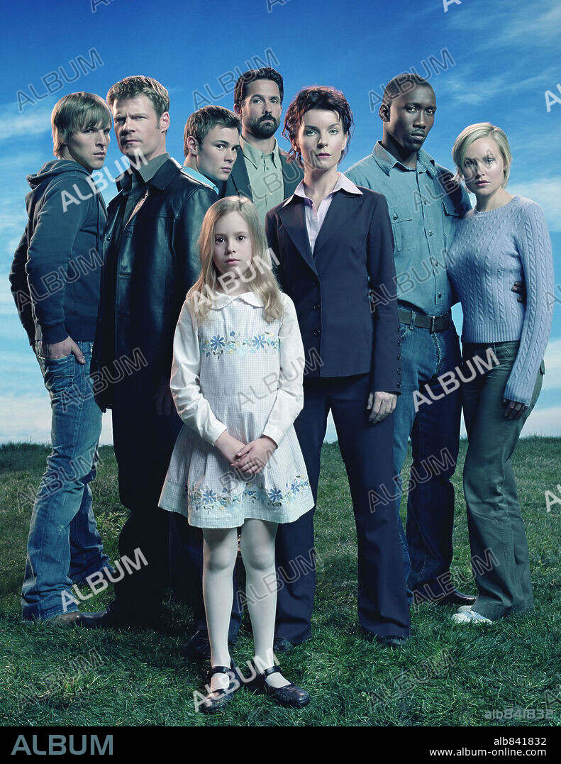 CHAD FAUST, CONCHITA CAMPBELL, JACQUELINE McKENZIE, JOEL GRETSCH, LAURA ALLEN, MAHERSHALA ALI et PATRICK FLUEGER dans 4400, THE-TV, 2004. Copyright PARAMOUNT NETWORK.
