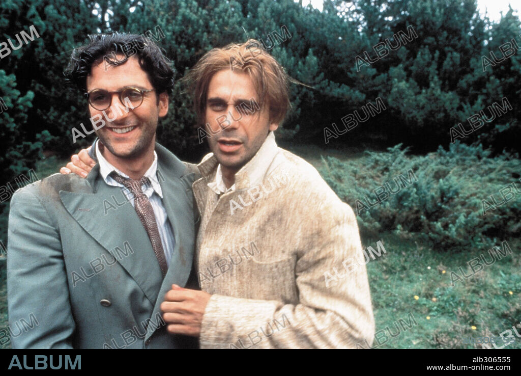 ERNESTO ALTERIO y JORDI MOLLA en LOS AÑOS BARBAROS, 1998, dirigida por FERNANDO COLOMO. Copyright SOGETEL.