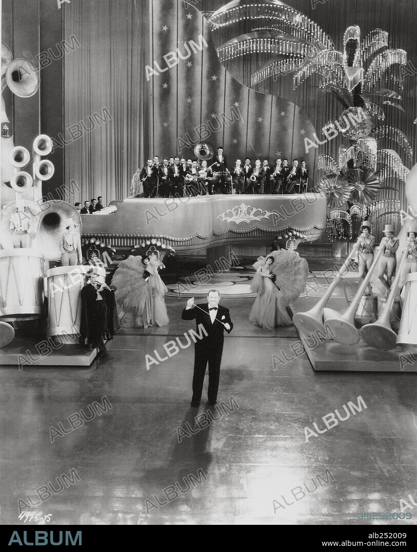 PAUL WHITEMAN en EL REY DEL JAZZ, 1930 (KING OF JAZZ), dirigida por JOHN MURRAY ANDERSON. Copyright UNIVERSAL PICTURES.