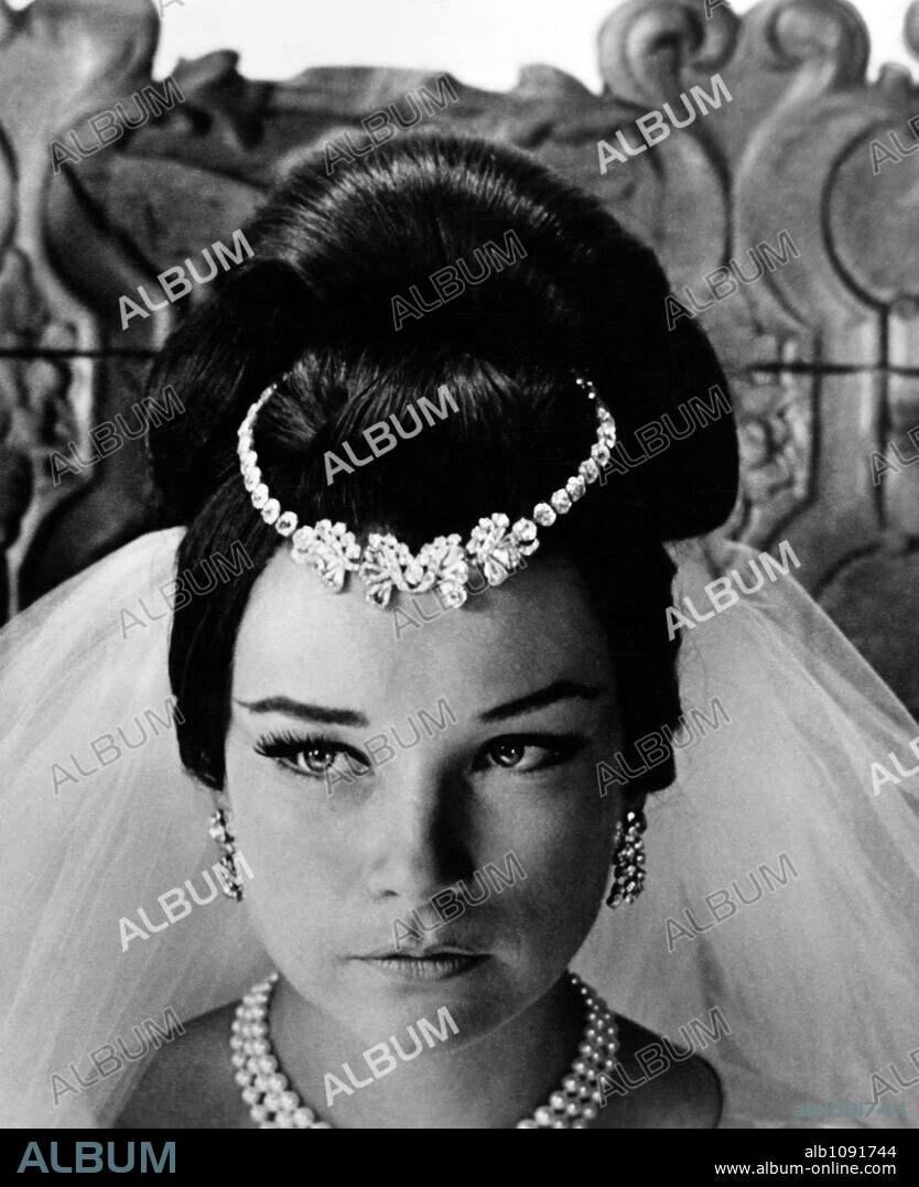 SHIRLEY MACLAINE en LADRONA POR AMOR, 1966 (GAMBIT), dirigida por RONALD NEAME. Copyright UNIVERSAL PICTURES.