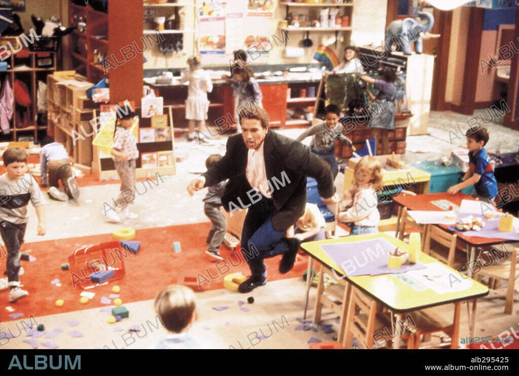 ARNOLD SCHWARZENEGGER in KINDERGARTEN COP, 1990, unter der Regie von IVAN REITMAN. Copyright UNIVERSAL PICTURES / MC BROOM, BRUCE.