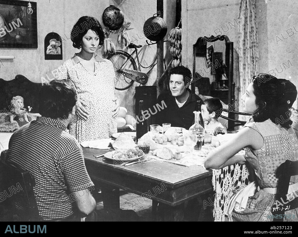 LOREN SOPHIA / LOREN SOFIA 1934/ et MARCELLO MASTROIANNI. MARCELLO MASTROIANNI et SOPHIA LOREN dans IERI, OGGI E DOMANI, 1963, réalisé par VITTORIO DE SICA. Copyright COMPAGNIA CINEMATOGRAFICA CHAMPION.