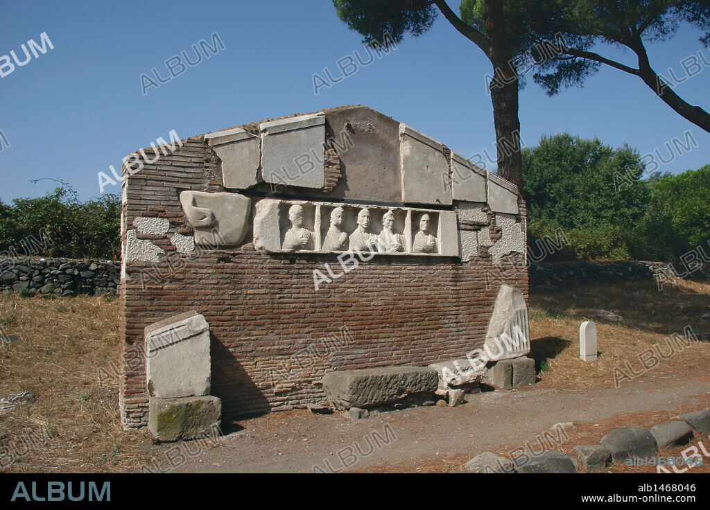 ARTE ROMANO. ITALIA. VIA APIA, en latín "VIA APPIA". Calzada comenzada en el 312 a. C. Iba de Roma a Brindisi por Capua. Los romanos a lo largo de la vía levantaron numerosos monumentos funerarios. TUMBA DE ILARIO FUSCO, con relieve original de los retratos de cinco difuntos. Roma.