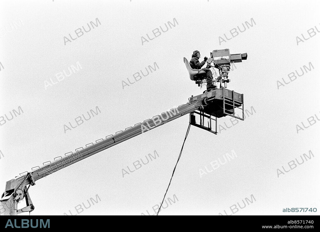 BERGA 1967-02.. Provsändning av färg-TV från Berga helikopterskola. En kameraman filmar från en kran.. Foto: Bo-Aje Mellin / RiR / SVT / Kod: 5600. Notis publ. i RiR 15/67 sid. 54.. RiR 18519 sv/v neg.