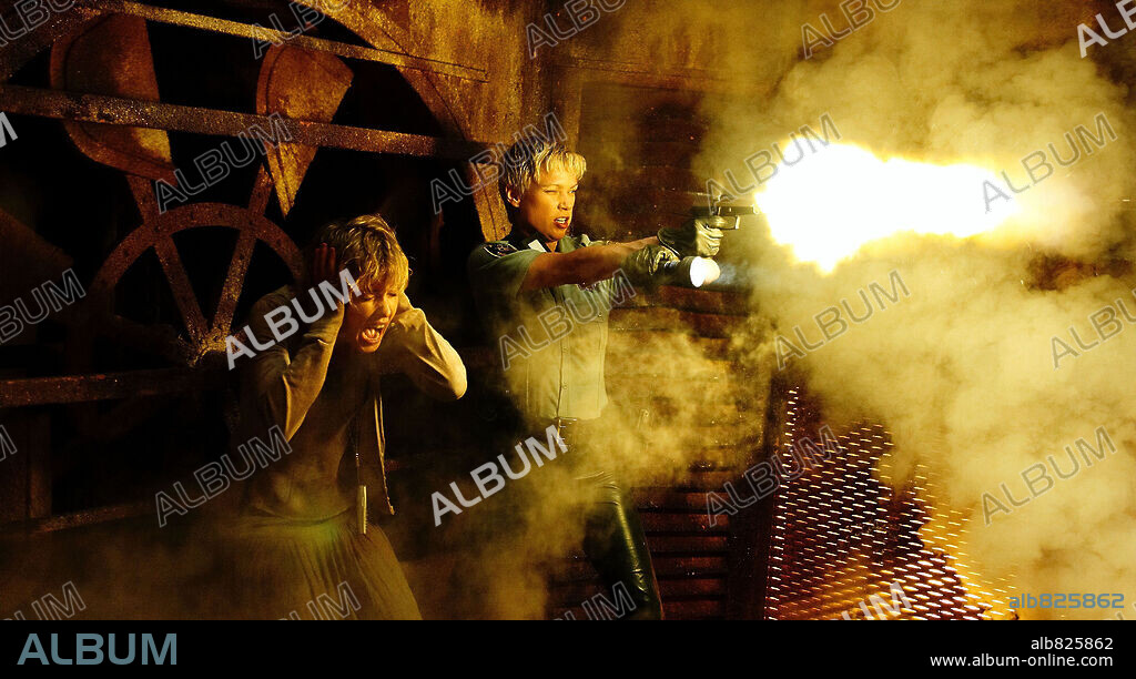 LAURIE HOLDEN and RADHA MITCHELL in SILENT HILL, 2006, directed by CHRISTOPHE GANS. Copyright TRISTAR PICTURES / RAFY.