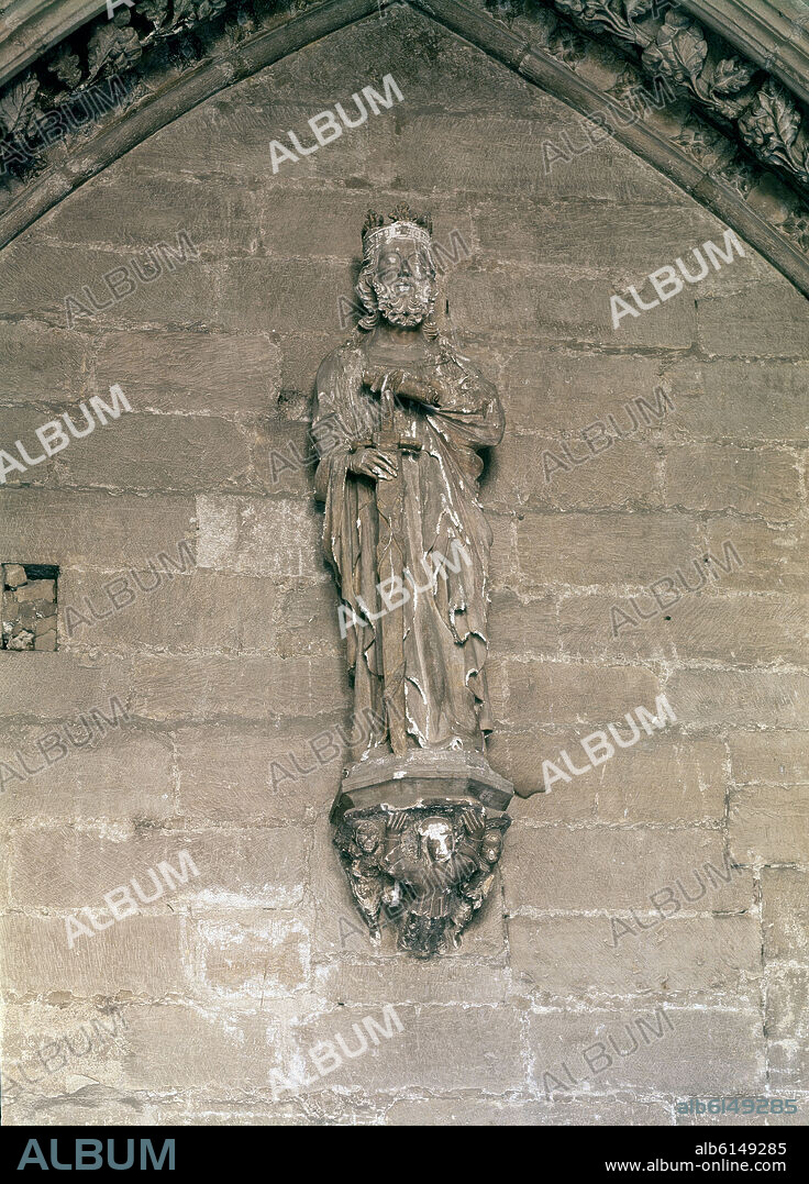 ESCULTURA DEL REY ALFONSO XI EN EL CLAUSTRO DE LA CATEDRAL DE SAN SALVADOR - GOTICO ESPAÑOL.