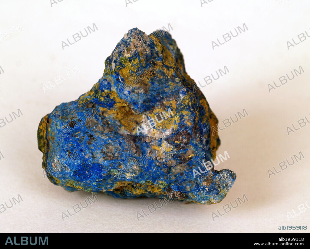 AZURITA. Carbonato básico de cobre de bello color azul, cristalizado en el sistema monoclínico. Se encuentra en los yacimientos cupríferos. Puede utilizarse como colorante.