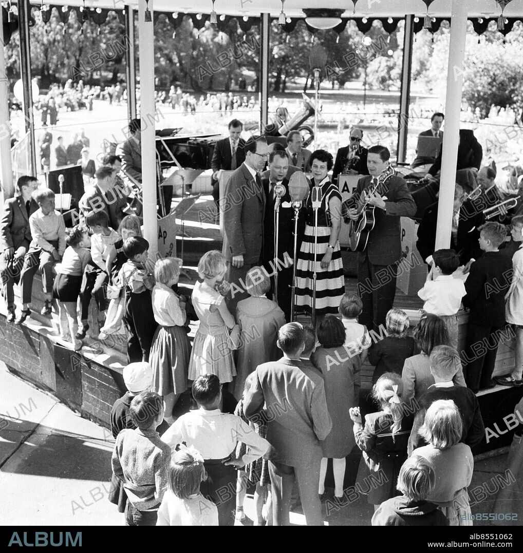 Göteborg 1957-06-02. Sånggruppen Flickery Flies, som reste med Knäppupp som då slagit upp sitt tält i Göteborg, i trolig radiosutsändning antagligen i Trädgårdsföreningen. Frv Oscar Rundqvist, Allan Johansson, Brita Borg och Tosse Bark -. *** Local Caption *** GT. KAMERAREPORTAGE.