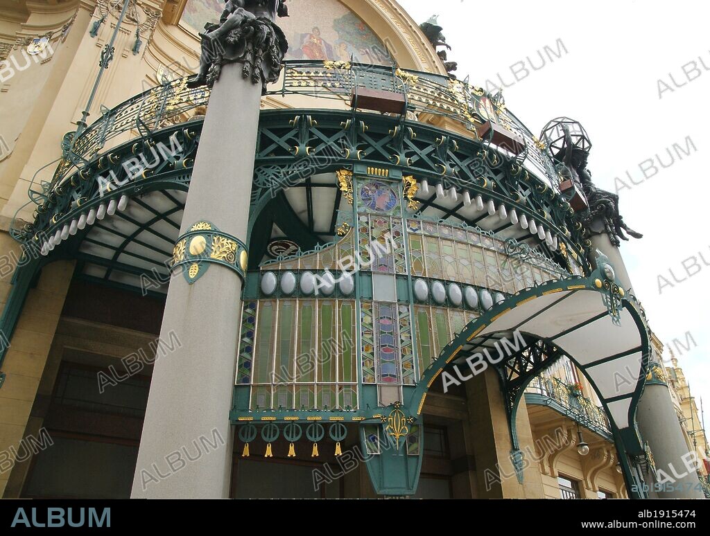 ALPHONSE MUCHA. REPUBLICA CHECA. PRAGA (PRAHA). CASA MUNICIPAL (OBECNI DUM). Edificio construido entre 1905-1911 en ESTILO NOUVEAU, por Antolín Balsanek y Osvald Polívka. La decoración interior y exterior la realizaron Mikolas Ales y Alfons Mucha. Detalle decorativo exterior. Plaza de la República (Mamestí Republiky). Centro Europa.