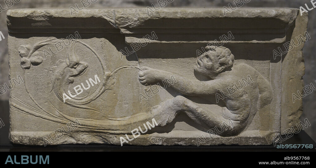 Fragmento de un friso renacentista decorado con grotescos, siglo XVI. Piedra caliza. Procedencia desconocida. Museo Arqueológico do Carmo. Lisboa. Portugal.