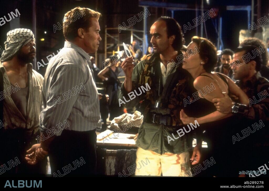 ARNOLD SCHWARZENEGGER, ART MALIK und JAMIE LEE CURTIS in TRUE LIES - WAHRE LÜGEN, 1994 (TRUE LIES), unter der Regie von JAMES CAMERON. Copyright 20TH CENTURY FOX.