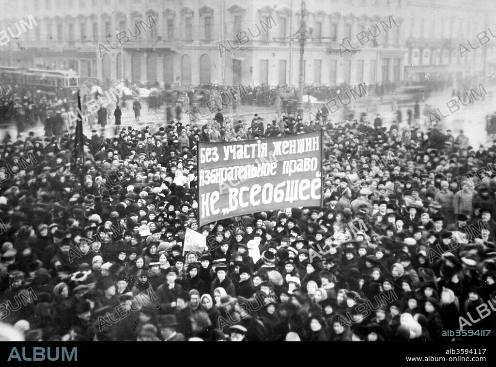 ANÓNIMO. Women's Suffrage Demonstration on the Nevsky Prospect in Petrograd on March 8, 1917.