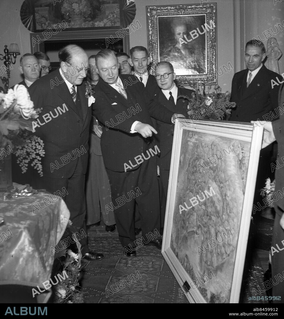 Göteborg 1946-12-10 - Grundaren av SKF - Sven Wingquist (1876-1953) uppvaktas på 70-årsdagen *** Local Caption *** GT Låda Krep 2013-03. KAMERAREPORTAGE.