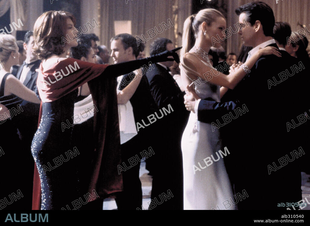 ESTHER CAÑADAS, PIERCE BROSNAN y RENE RUSSO en EL SECRETO DE THOMAS CROWN, 1999 (THE THOMAS CROWN AFFAIR), dirigida por JOHN MCTIERNAN. Copyright UNITED ARITSTS / WETCHER, BARRY.