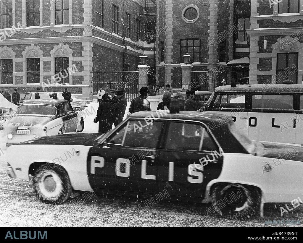 ARKIV SÖDERHAMN 19710301. Polispådrag efter massmorden i Söderhamn mars 1971 då hemmansägare Gunnar Bengtsson sköt ihjäl fyra personer i Söderhamns tingshus. En fem år gammal rättstvist låg bakom morden.. Foto: SCANPIX Kod: 20360.
