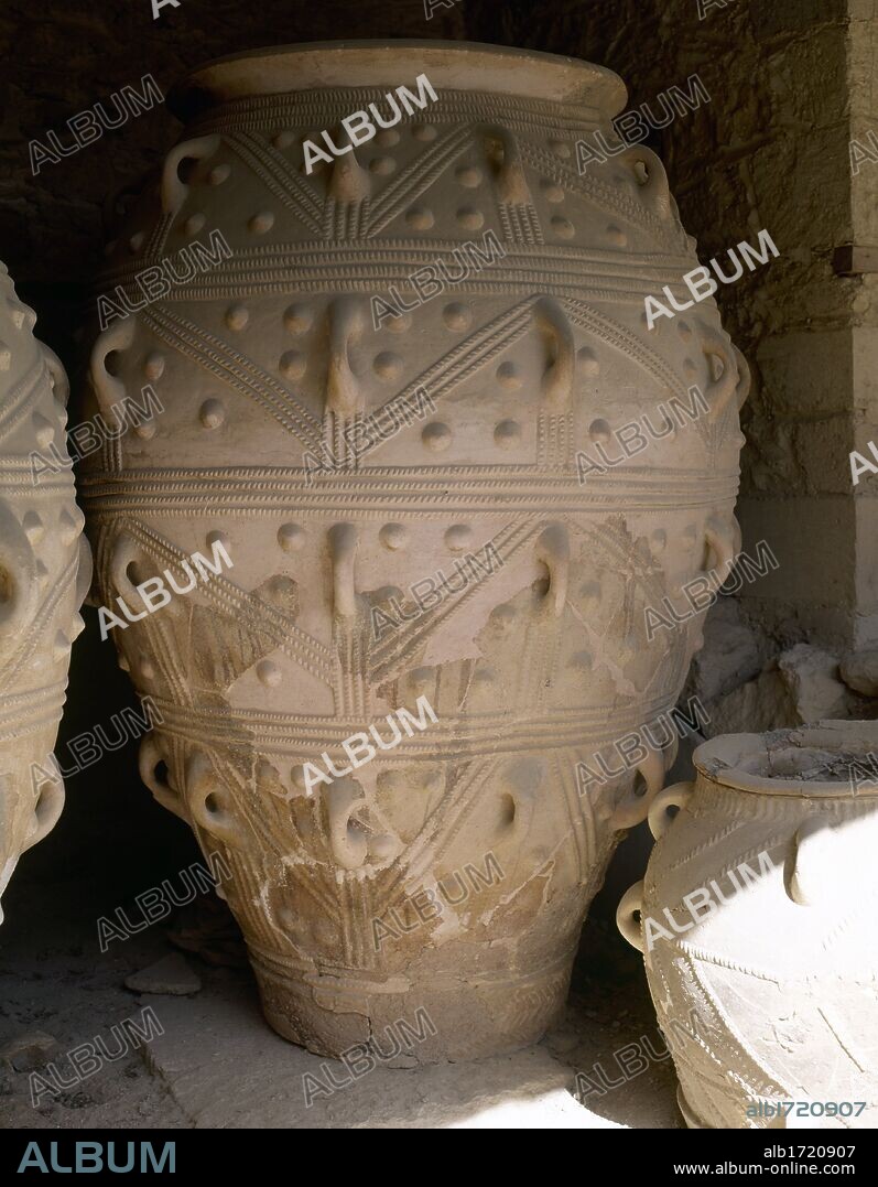 ARTE MINOICO. GRECIA. PALACIO DE CNOSSOS (1700-1450 a. C.). Detalle de unos "PITHOI" (PITOS) de almacenamiento, de gran tamaño decorado con varias filas de asas verticales. ALMACENES DEL PALACIO. Cnossos. CRETA.