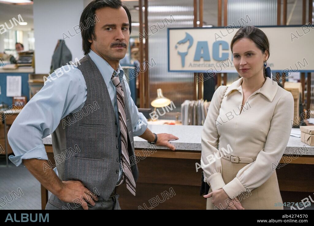 FELICITY JONES und JUSTIN THEROUX in ON THE BASIS OF SEX, 2018, unter der Regie von MIMI LEDER. Copyright Participant Media / Focus Features / Amblin Partners.