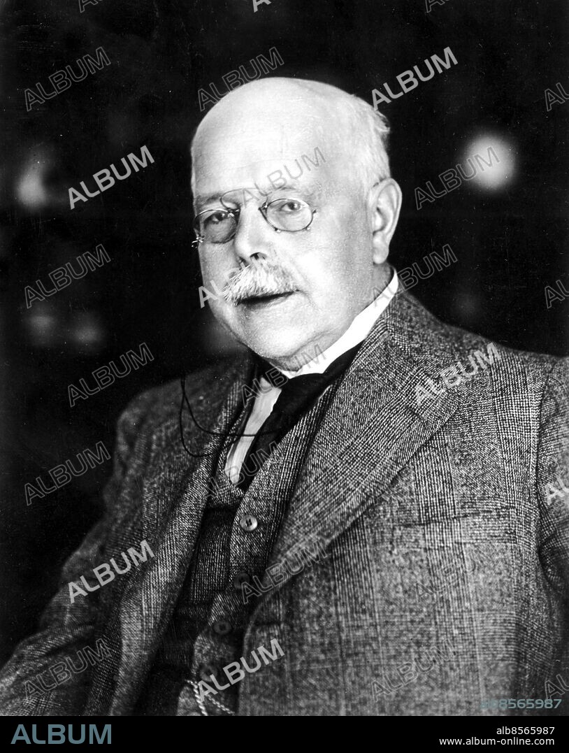 TYSKLAND omkring 1930. Orig. bildtext... PROFESSOR NERNST, DEN KÄNDE TYSKE FYSIKERN OCH NOBELPRISTAGAREN. Professor Nernst har i dagarna tillsammans med Siemens och Bechstein lyckats fullborda konstruktionen av det första elektriska pianot. Foto: AB Text & Bilder / SVT / kod:5600 XAB512 sv/v kopia W Nernst, 1864-1941, tysk fysiker och kemist. Nobelpriset i kemi 1920. Pincenéer Mustascher persons: WALTHER NERNST sites: TYSKLAND PhotoDate:193?-??-??.