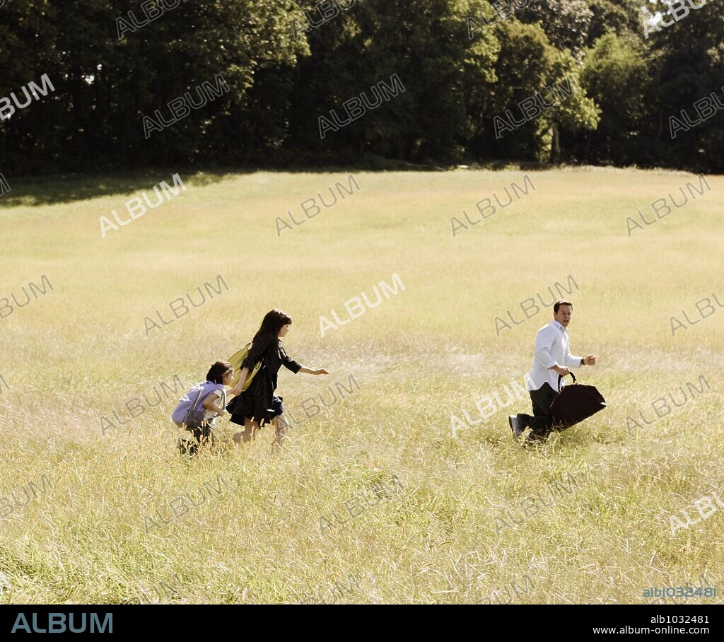 ASHLYN SANCHEZ, MARK WAHLBERG and ZOOEY DESCHANEL in THE HAPENING, 2008 (THE HAPPENING), directed by M. NIGHT SHYAMALAN. Copyright BARRY MENDEL PROD./BLINDING EDGE PICTURES/SPYGLASS ENTERT. / ROSENTHAL, ZADE.