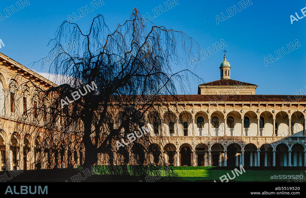 Ca' Granda, formerly Ospedale Maggiore: main courtyard. Today it is the seat of the University of Studies of Milan. The Renaissance building was designed by Filarete.