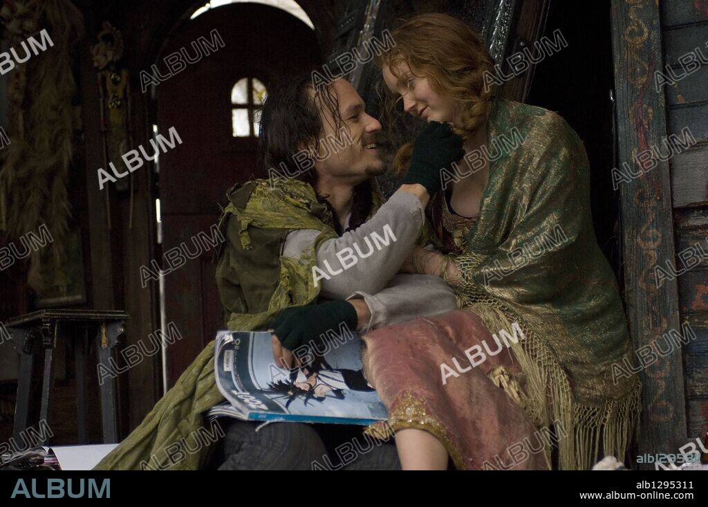 HEATH LEDGER et LILY COLE dans L'IMAGINARIUM DU DOCTEUR PARNASSUS, 2009 (THE IMAGINARIUM OF DOCTOR PARNASSUS), réalisé par TERRY GILLIAM. Copyright INFINITY FEATURES ENTERTAINMENT/ICON PRODUCTIONS/ / DANIEL, LIAM.