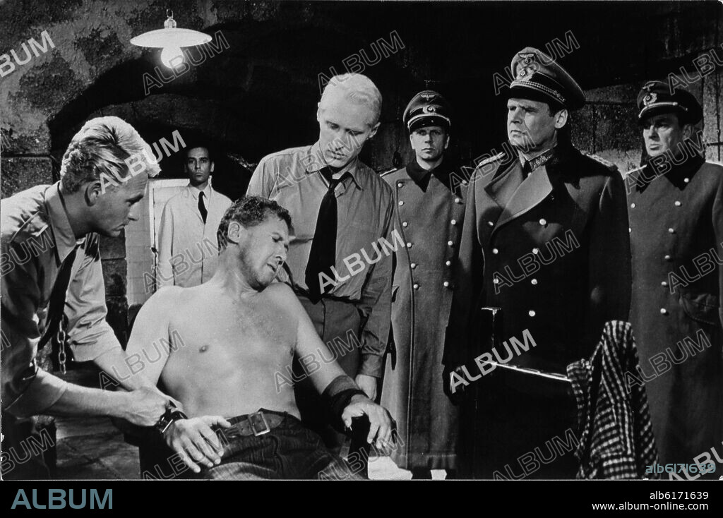 J. LEE THOMPSON. ESCENA DE LA PELICULA "LOS CAÑONES DE NAVARONE" - 1961 - GREGORY PECK Y ANTHONY QUINN (EEUU).